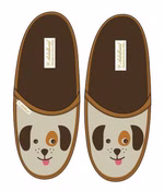 ein Paar hellbeige Filzpantoffeln mit niedlicher Stickerei eines Hundegesichts und applizierten dunkelbraunen Filzohren. Außen hellbraun eingefasst und dunkelbraune Innensohle