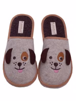 ein Paar hellbeige Filzpantoffeln mit niedlicher Stickerei eines Hundegesichts und applizierten dunkelbraunen Filzohren. Außen hellbraun eingefasst und dunkelbraune Innensohle