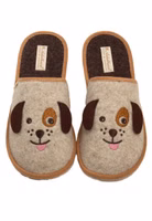ein Paar hellbeige Filzpantoffeln mit niedlicher Stickerei eines Hundegesichts und applizierten dunkelbraunen Filzohren. Außen hellbraun eingefasst und dunkelbraune Innensohle