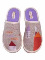 ein Paar beige Filzpantoffeln mit Home sweet Home Motiv von Anna-Katharina Jansen in rot, orange, creme und lila sowie einer lila Innensohle