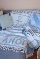 Blaue Decke Glück Ahoi auf einer Couch