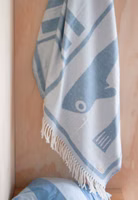 Fransendecke mit Fischmotiv