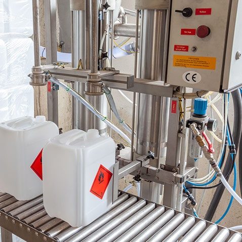 Abfüllanlage mit Kanistern bei der Richter GmbH in Nerdlen