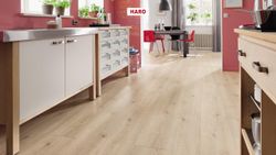 532821-haro-laminatboden-gran-via-4v-eiche-contura-steingrau-authentic-int04.jpg 532821-haro-laminatboden-gran-via-4v-eiche-contura-steingrau-authentic-int04.jpg