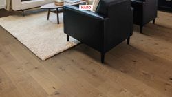 541439-haro-parkett-landhausdiele-plaza-240-4v-bernsteineiche-sauvage-strukturiert-int03.jpg 541439-haro-parkett-landhausdiele-plaza-240-4v-bernsteineiche-sauvage-strukturiert-int03.jpg