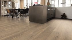 538967-haro-parkett-landhausdiele-plaza-240-4v-eiche-tabakgrau-universal-alpin-strukturiert-int02.jpg 538967-haro-parkett-landhausdiele-plaza-240-4v-eiche-tabakgrau-universal-alpin-strukturiert-int02.jpg