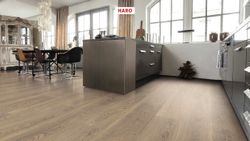 538967-haro-parkett-landhausdiele-plaza-240-4v-eiche-tabakgrau-universal-alpin-strukturiert-int04.jpg 538967-haro-parkett-landhausdiele-plaza-240-4v-eiche-tabakgrau-universal-alpin-strukturiert-int04.jpg