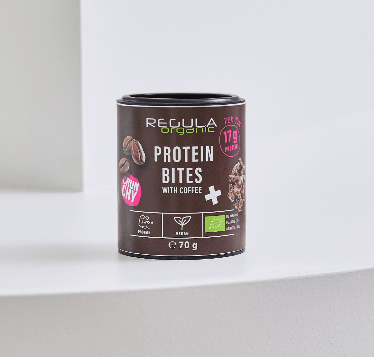 Protein Bites mit Kaffe Nahansicht