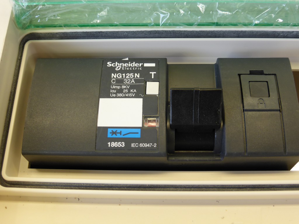 11696-Schneider--Electric--Abgangskasten--Canalis_2.JPG