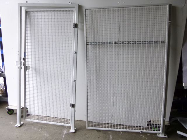 Protective enclosure, protective device, enclosure, protective room, door element, surface element