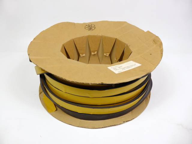 40 مترًا من مقطع مربع أسود من مطاط EPDM الصلب والإسفنجي مقاس 35x8mm (1m= 3.00 €)