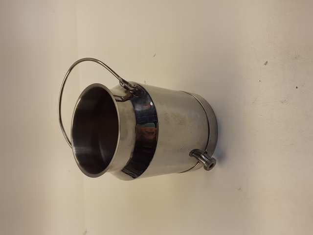 Dispenser 21cm hoch, oben 13cm breit, unten 16cm breit, gut 4 Liter Volumen