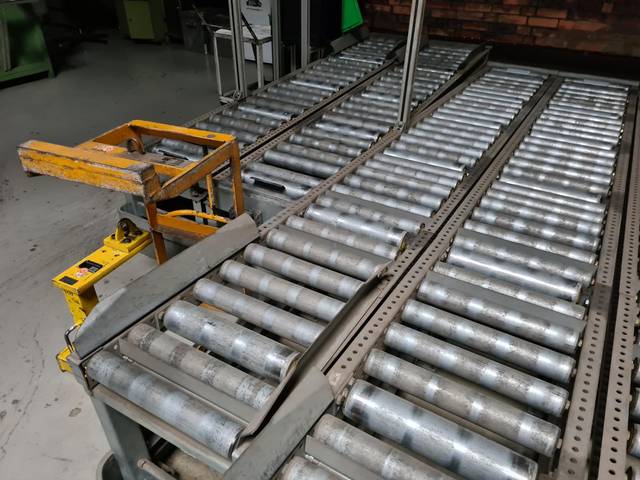 Bosch Roller Conveyor 3.40m x 48cm Steel Rollers 38.5cm Wide with Incline without Drive