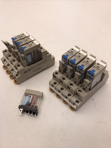 8x Omron Relaissockel 2442EW, 8x Leistungsrelais G2R-1-SNI (S)