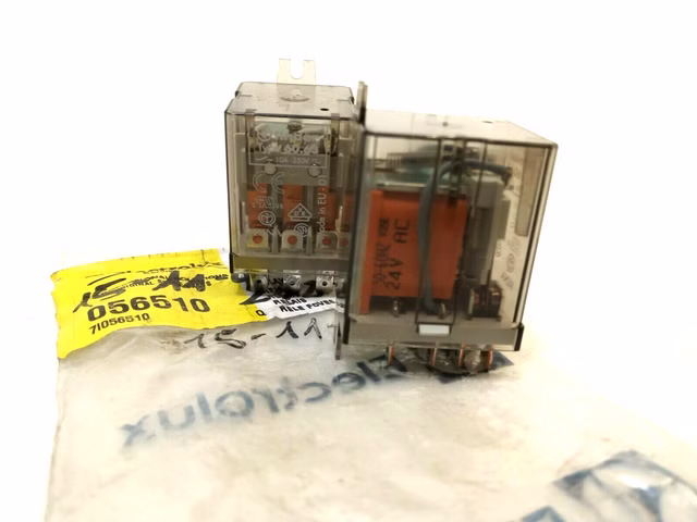 2x FINDER Leistungsrelais 60.63.8.230.0  10A 3CO ELECTROLUX ZANUSSI BREMA Relais