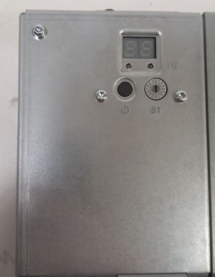 Detailaufnahme Gehäuse SINUMERIK PCU 50.5-Steuergerät im Schaltschrank