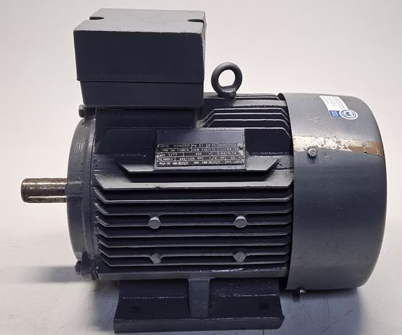 Drehstrommotor DM1 112M8/4L Elektromotor 4 kW Motor 695/1435 rpm