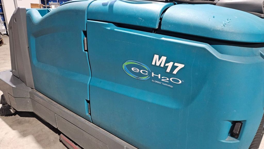 Tennant M17 Aufsitz-Scheuersaugmaschine mit Hochdruckreiniger