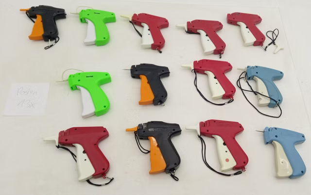 Logo ohne GmbH Posten 13x Etikettierpistolen – gebraucht – Textile Tagging Guns – gemischte Farben