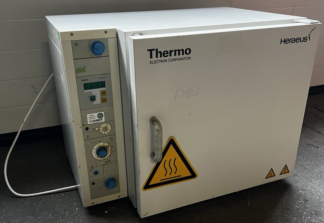 Сушильный шкаф Heraeus UT 6060, 30 л, сушильная камера, 300 °C, инкубатор, лабораторная печь UT6060