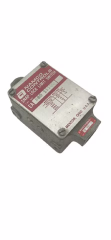 Namco EA08011100 Snap-Lock Endschalter 600V AC
