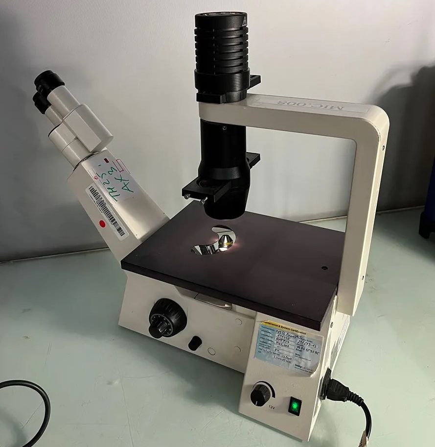 Carl Zeiss Axiovert 40C Routinemikroskop Vorderansicht Carl Zeiss Axiovert 40C Routinemikroskop Vorderansicht