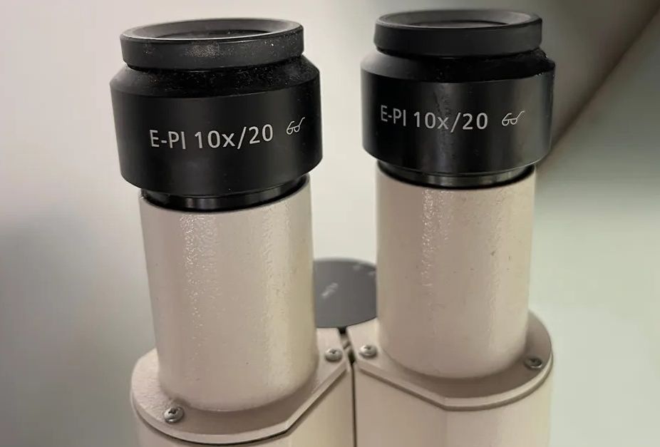 Carl Zeiss Axiovert 40C Mikroskop Seitenansicht Carl Zeiss Axiovert 40C Mikroskop Seitenansicht