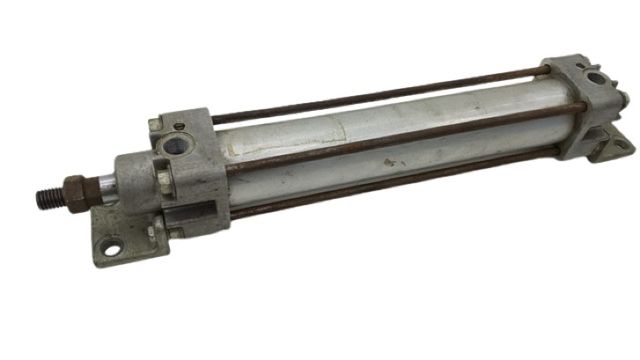 Пневматический цилиндр, цилиндр ISO с тягами, ход около 200mm, L300mm