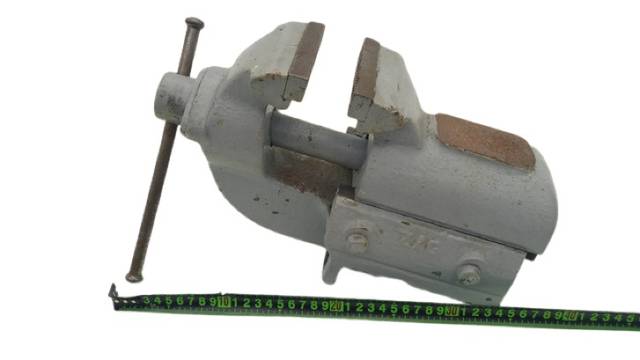 Cast iron workbench vise with jaw width of approx. 100 mm