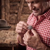 Lifestyle-01-1006-Edelweiss-1x-Paar-Trachten-Edelweiss-Accessoires--dekorative-Edelweiss-Metallnieten--traditionelle-Trachtenverzierungen--Ersatz-fuer-beschaedigte-Edelweiss-Elemente--Edel.jpg