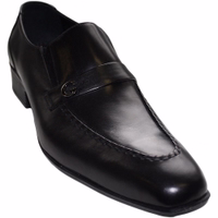 Men's traditional leather Shoes Black Front view of traditional men's moccasin shoes in black, made from 100% leather. These stylish shoes feature a normal sole width and a block heel, offering comfort and elegance for any occasion. Perfect for casual or formal wear.