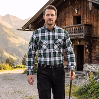 Lifestyle01-1013-GW1211-Jagdhemd-fuer-Herren--Gruen-kariertes-Jagdhemd--Baumwoll-Jagdhemd-mit-langen-aermeln--German-Wear-Jagdhemd--Outdoor-Jagdhemd-mit-gruenem-Karomuster--Kariertes-Baumw.jpg