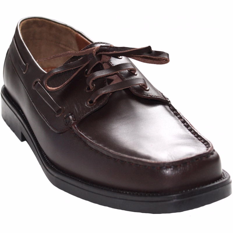 Herrenlederschuhe Dunkelbraun Vorderansicht dunkelbrauner Herren-Mokassinschuhe, die handgefertigte Verarbeitung hervorheben. Mit Blockabsatz, normaler Sohlenbreite, Schnürverschluss und dekorativem Lederriemen aus feinstem Rindsleder gefertigt.