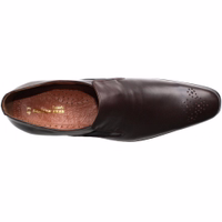 Men's leather Shoes Brown A close-up of handmade brown leather shoes with a mixed-toe cap. The elegant design features smooth leather and a rubber sole with a normal width, making them easy to wear. Crafted from 100% leather, these shoes blend style and comfort seamlessly.