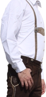 Herren-Bayerisches Trachtenhemd in Weiß Seitenansicht des Herren-Bayerischen Trachtenhemds in Weiß mit leicht verstärkter Struktur, verstellbaren Ärmeln und eleganter Passform – ideal für traditionelle bayerische oder legere Oktoberfest-Bekleidung. Jetzt kaufen.