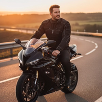 Herren-Motorradjacke aus Cordura-Textil in Schwarz in einer Lifestyle-Ansicht.