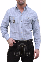 Bayerisches Trachtenhemd für Herren Vorderansicht des Herren-Bayerischen Trachtenhemds aus blau gestreiftem Baumwollstoff mit Edelweiß- und Hirschkopf-Stickerei, langen Ärmeln und klassischem Kragen – perfekt für Oktoberfest und Freizeit. Jetzt online kaufen.