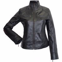 Damen-Lederblazer – Lederjacke aus echtem Lammnappa-Leder Vorderansicht einer schwarzen Leder-Motorradjacke. Genießen Sie Luxus mit einem Blazer aus echtem Leder. Besonders weiches Material für hohen Komfort, mit praktischen Taschen und klassischem Knopfverschluss. Premium-Produkt, weltweite Rückgabe kostenlos.