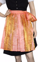 German Wear Bayerische Damen Mini-Dirndlschürze Rot/Orange Vorderansicht der German Wear Bayerischen Damen Mini-Dirndlschürze in Rot-Orange Weiche Baumwoll-Trachtenschürze, handgefertigt in Deutschland – Premium Mini-Dirndlschürze jetzt online kaufen – German Wear Bayerische Schürze jetzt im Shop bestellen.