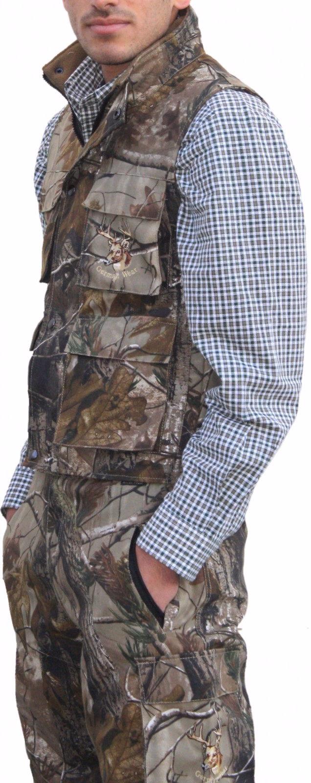 Seitenansicht einer Herren-Jagdweste mit Waldmuster und Hirschstickerei. Stilvolle bestickte Jagdkleidung mit Mesh-Futter für hohen Tragekomfort. Hochwertige Outdoor-Weste aus einer Polyester-Baumwollmischung.