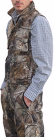 Herren-Jagdweste Seitenansicht einer Herren-Jagdweste mit Waldmuster und Hirschstickerei. Stilvolle bestickte Jagdkleidung mit Mesh-Futter für hohen Tragekomfort. Hochwertige Outdoor-Weste aus einer Polyester-Baumwollmischung.