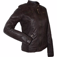 Damen-Lederblazer – Lederjacke aus echtem Lammnappa-Leder. Rückansicht eines hochwertigen klassischen Lederoutfits. Verleihen Sie Ihrem Look Eleganz mit einem Lammnappa-Lederblazer. Für den Alltag konzipiert, mit klassischem Knopfverschluss, praktischen Taschen und Reißverschlussärmeln. Jetzt bestellen – schnelle