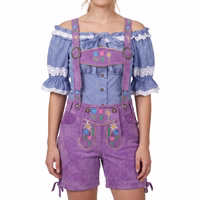 1-Main-1452-GW21-lila-damenlederhose--kurze-lederhose--trachtenhose--sexy-lederhose--rote-lederhose--silber-lederhose--damen-kurze-lederhose--damentra-GW21-Lila.jpg Stehende Frau in lila, kurzer Damen-Trachtenlederhose mit blauem Trachtenhemd vor weißem Studiohintergrund.