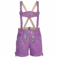 Front-1452-GW21-lila-damenlederhose--kurze-lederhose--trachtenhose--sexy-lederhose--rote-lederhose--silber-lederhose--damen-kurze-lederhose--damentra-GW21-Lila.jpg Kurze, lila Damen-Trachtenlederhose mit Hosenträgern in Vorderansicht freigestellt vor weißem Hintergrund.