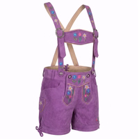 Side-1452-GW21-lila-damenlederhose--kurze-lederhose--trachtenhose--sexy-lederhose--rote-lederhose--silber-lederhose--damen-kurze-lederhose--damentra-GW21-Lila.jpg Seitenansicht einer lila Damen-Lederhose aus Veloursleder mit Stickereien und Hosenträgern vor weiß.