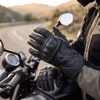 Lifestyle-1-1463-GW400G-M1-Motorradhandschuhe--Motorradbekleidung--Handschuhe--Motorrad-Handschuhe-Schwarz--Lederhandschuhe--Motorrad-Handschuhe--Schwarz--Kalbsleder--Kuh-Motorradfahrer-Ha.jpg