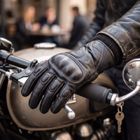 Lifestyle-2--1--1463-GW400G-M1-Motorradhandschuhe--Motorradbekleidung--Handschuhe--Motorrad-Handschuhe-Schwarz--Lederhandschuhe--Motorrad-Handschuhe--Schwarz--Kalbsleder--Kuh-Motorradfahre.jpg