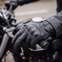 Lifestyle-1-1467-GW400G-M5-Motorradhandschuhe--Motorradbekleidung--Handschuhe--Motorrad-Handschuhe-Schwarz--Lederhandschuhe--Lenkergriff--Motorradhandschuhe--Schwarz--Kalbsleder--Kuh-Motor.jpg