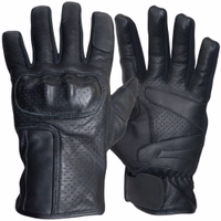 Motorrad-Biker-Lederhandschuhe in Schwarz Vorder- und Rückansicht der Motorrad-Biker-Lederhandschuhe in Schwarz, gefertigt aus hochwertigem Kalbsleder. Genießen Sie erstklassigen Komfort und Langlebigkeit, mit gepolsterten Knöcheln außen und Wildleder-Handfläche für optimalen Griff. Jetzt bestelle