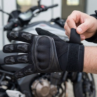Motocross-Motorrad-Biker-Sommerhandschuhe in Schwarz Vorderansicht der Motorradhandschuhe mit verbessertem Grip und Schutz. Mit Wildleder an der Handfläche und gepolsterten Knöcheln außen bieten diese Handschuhe hervorragenden Halt und Schutz für sicheres Fahren. Perfekt für Biker. Kostenlose weltweite Rücks